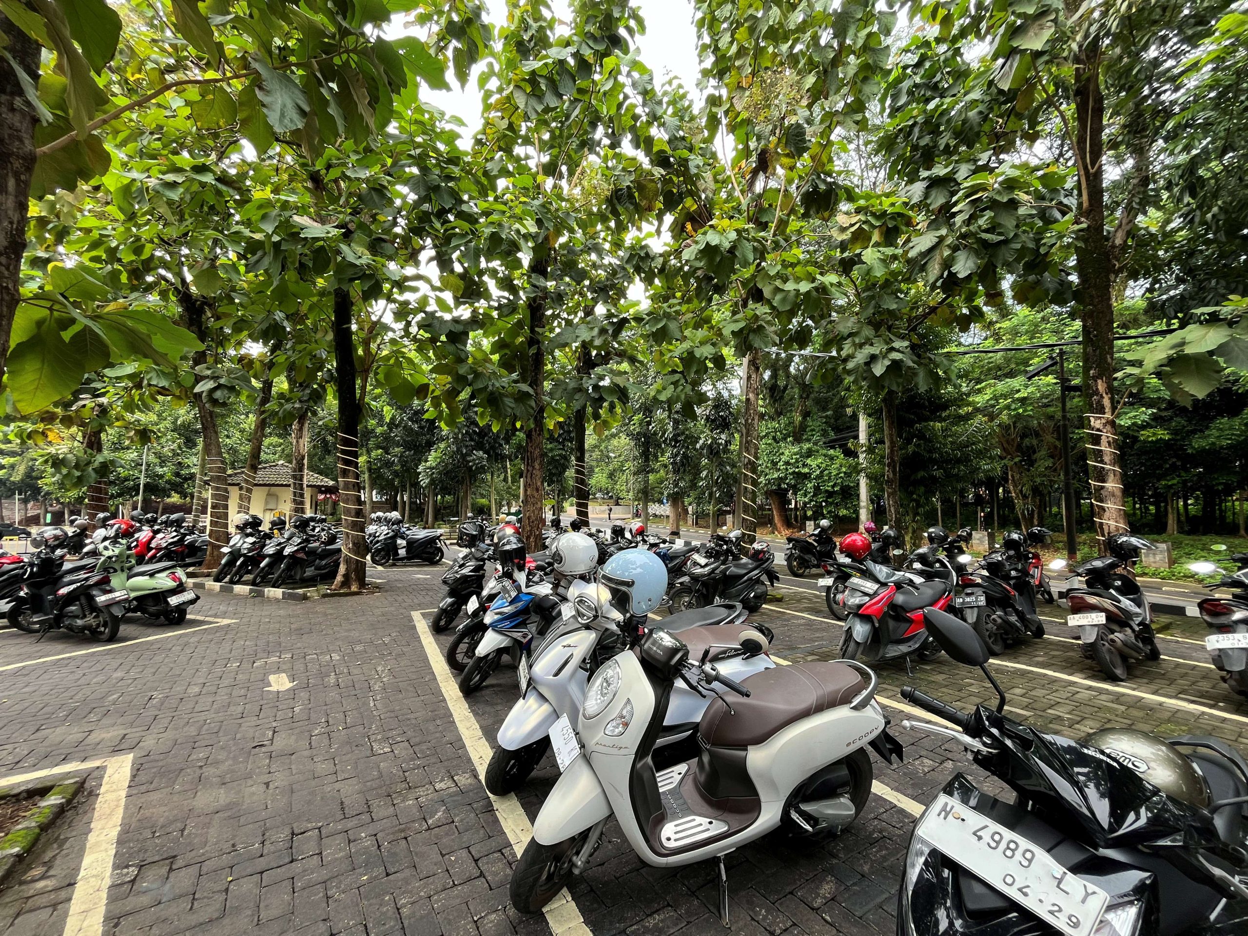 Parkiran belakang gedung E 3 Fix