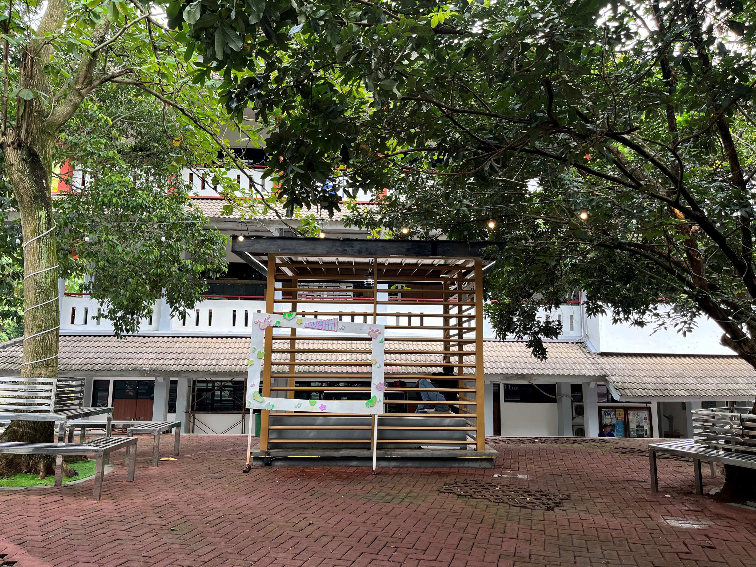 Taman depan gedung E(1) Fix